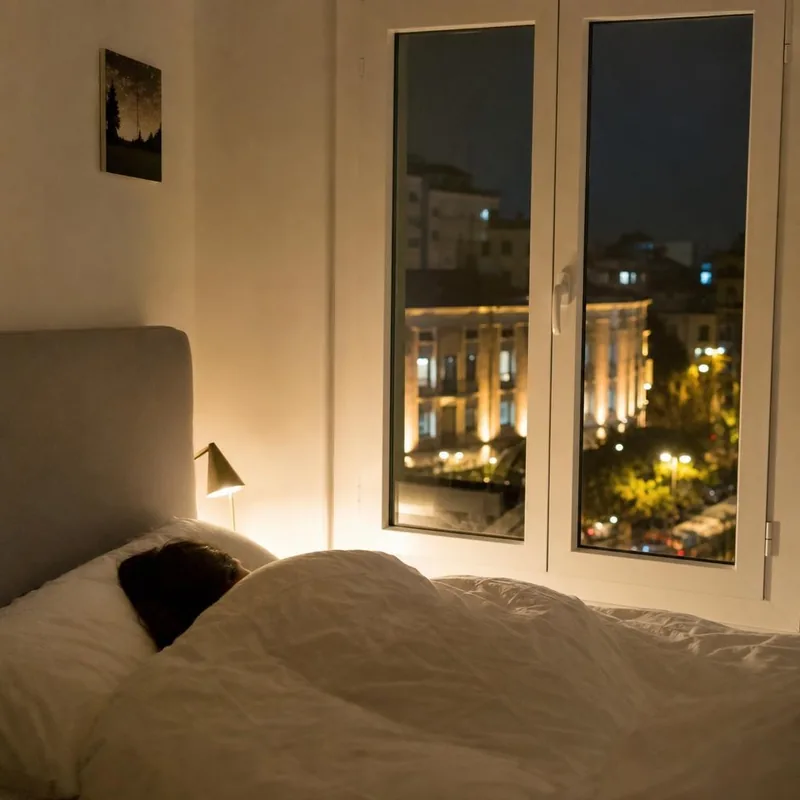Dormitorio en silencio por la noche con la ventana de PVC cerrada