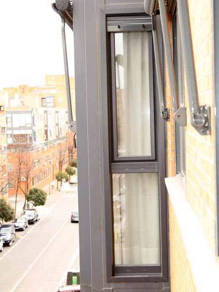 Sustitución de ventanas de PVC en mirador de edificio de viviendas - trabajo de PeVeCeKa (02)