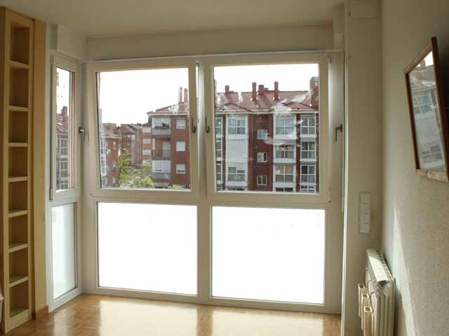 Sustitución de ventanas de PVC en mirador de edificio de viviendas - trabajo de PeVeCeKa (05)