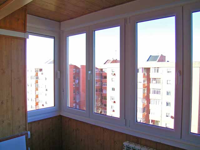 Sustitución de ventanas de PVC en mirador de edificio de viviendas - trabajo de PeVeCeKa (06)