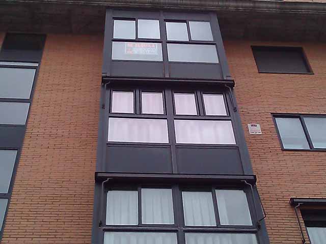 Sustitución de ventanas de PVC en mirador de edificio de viviendas - trabajo de PeVeCeKa (09)